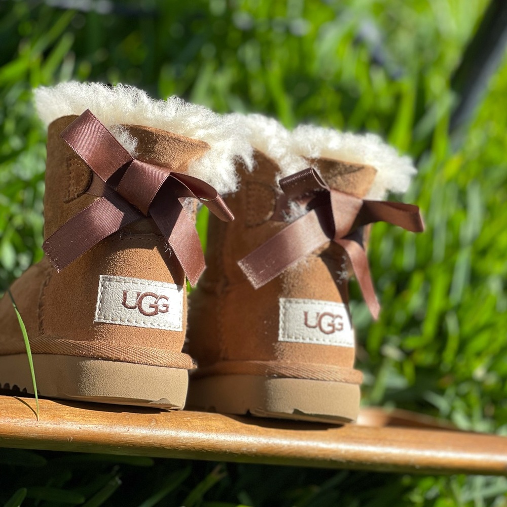 UGG Mini Bailey Bow chestnut winter boots Size 8 toddler pre owned cozy and warm